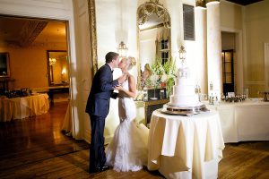 Glam White Wedding Cake | love 'n' labels www.lovenlabels.com
