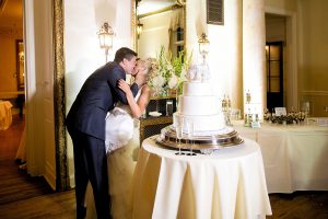 Glam White Wedding Cake | love 'n' labels www.lovenlabels.com