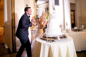 Glam White Wedding Cake | love 'n' labels www.lovenlabels.com