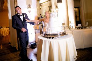 Glam White Wedding Cake | love 'n' labels www.lovenlabels.com