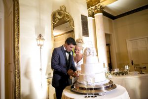 Glam White Wedding Cake | love 'n' labels www.lovenlabels.com