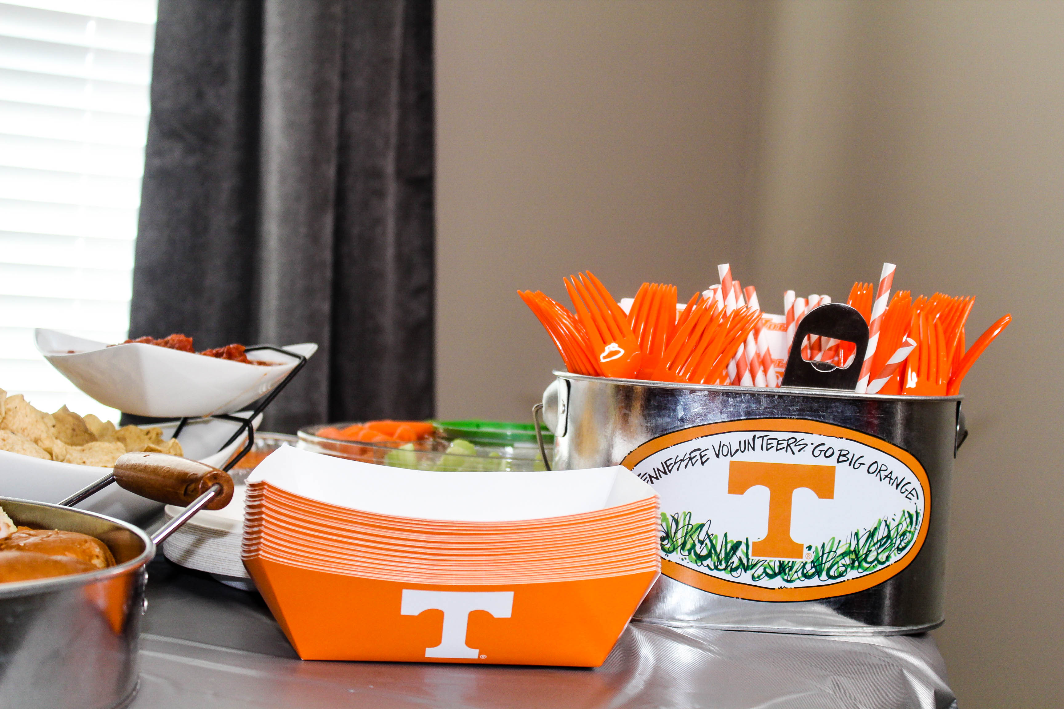 Homegating - A Spin On Gameday Tailgates | love 'n' labels www.lovenlabels.com