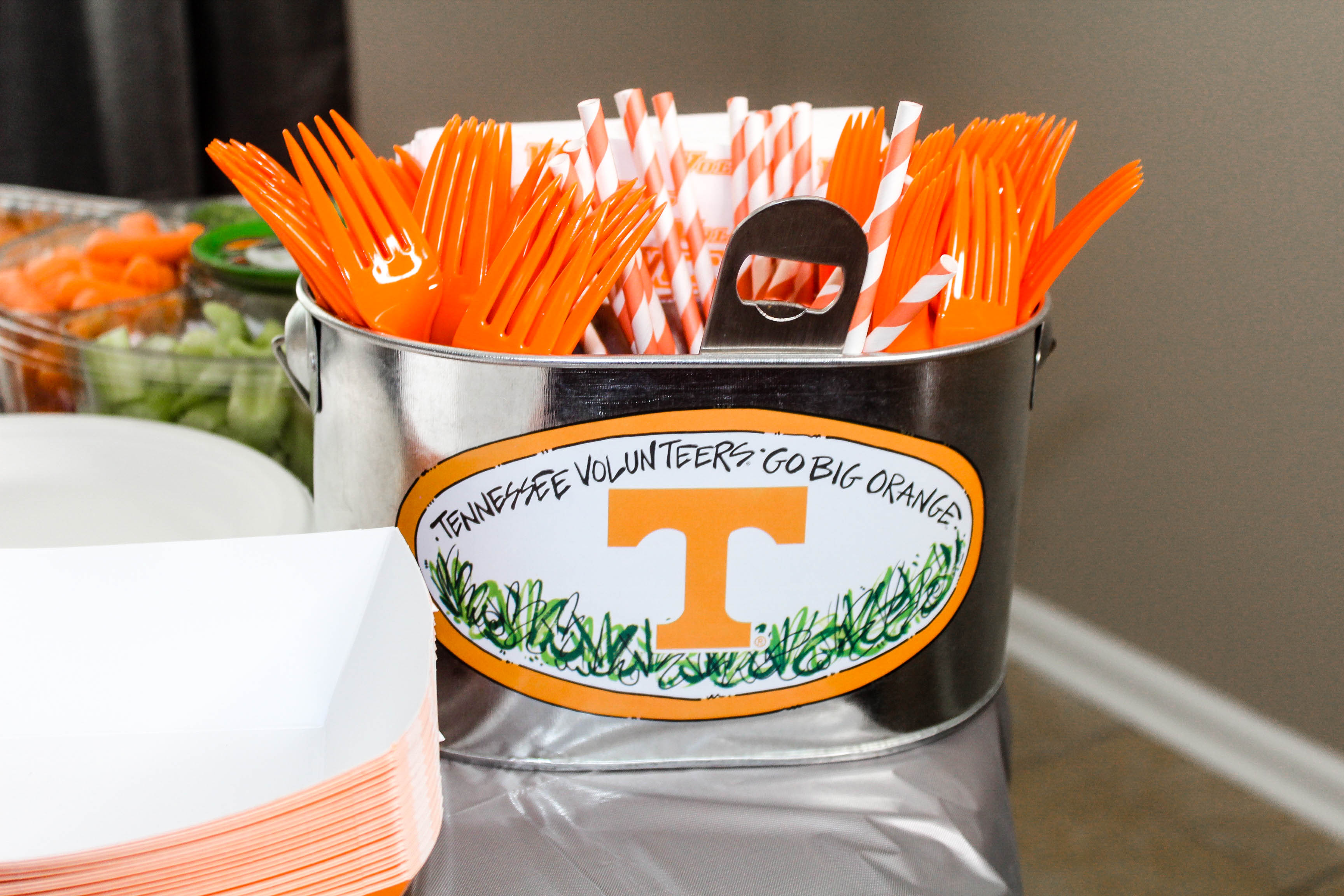 Homegating - A Spin On Gameday Tailgates | love 'n' labels www.lovenlabels.com