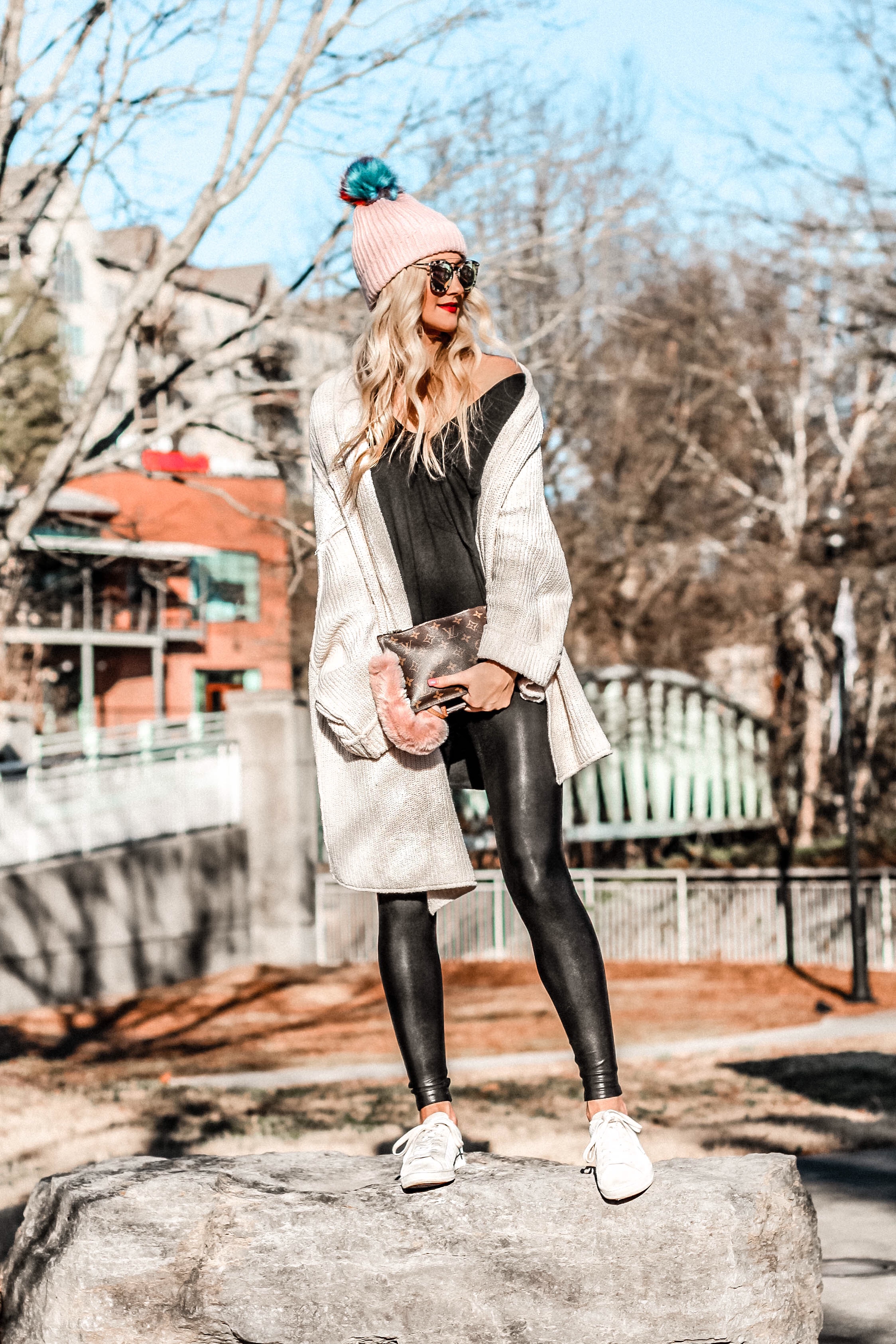 WHAT TO WEAR WITH FAUX LEATHER LEGGINGS